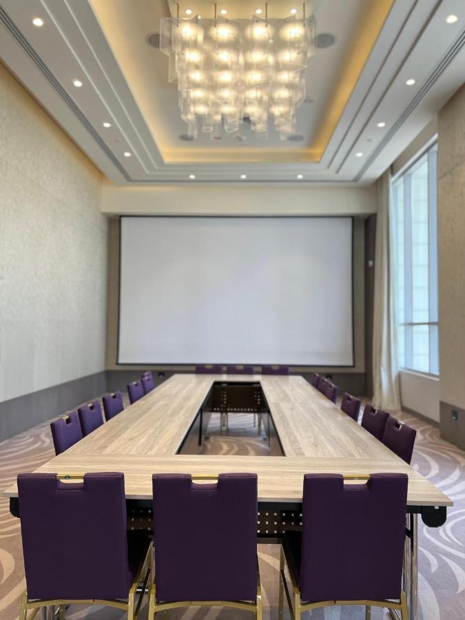 Khalidia Palace Hotel Dubai By Mourouj Gloria Eksteriør bilde A projection screen in a meeting room