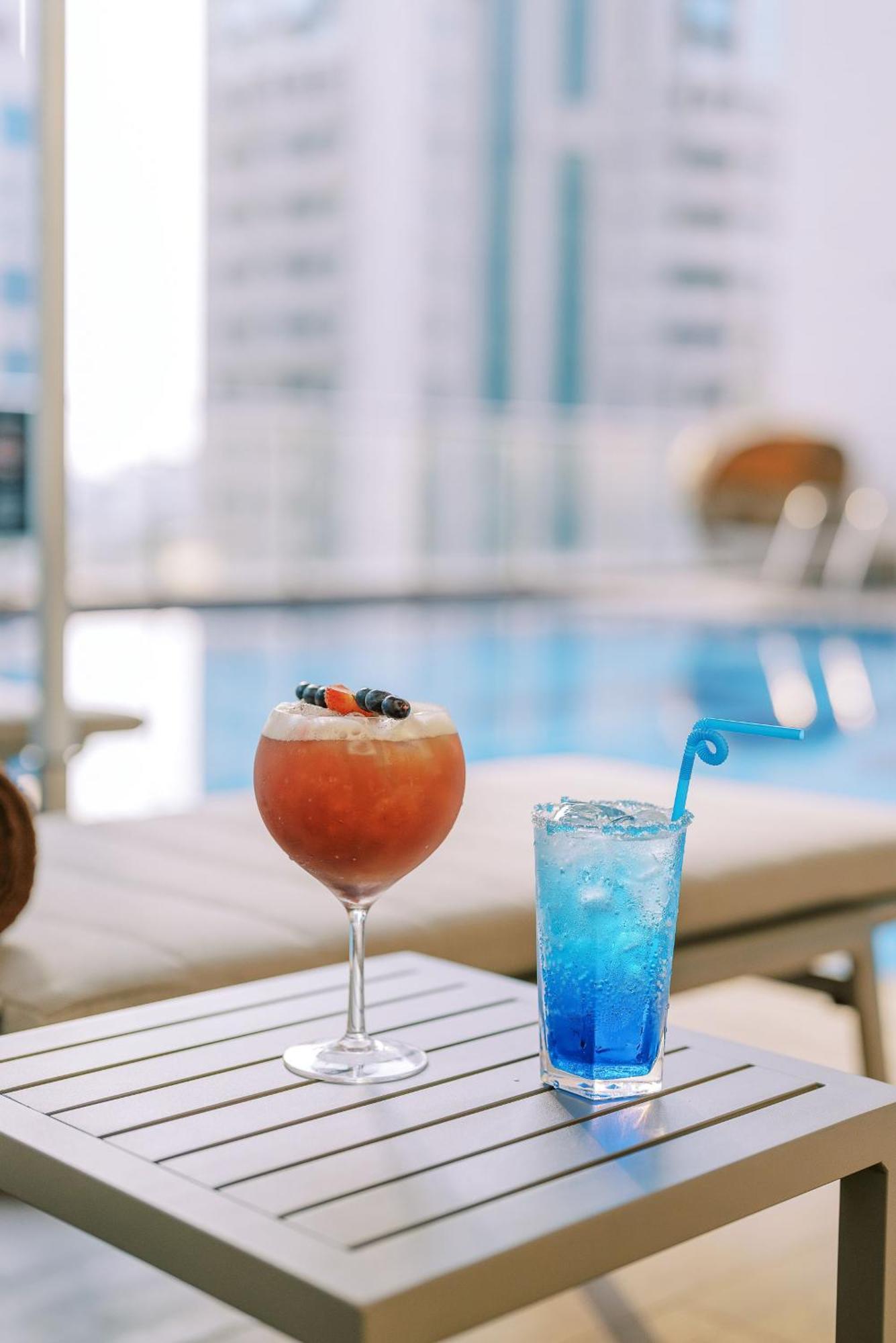 Khalidia Palace Hotel Dubai By Mourouj Gloria Eksteriør bilde Poolside drinks