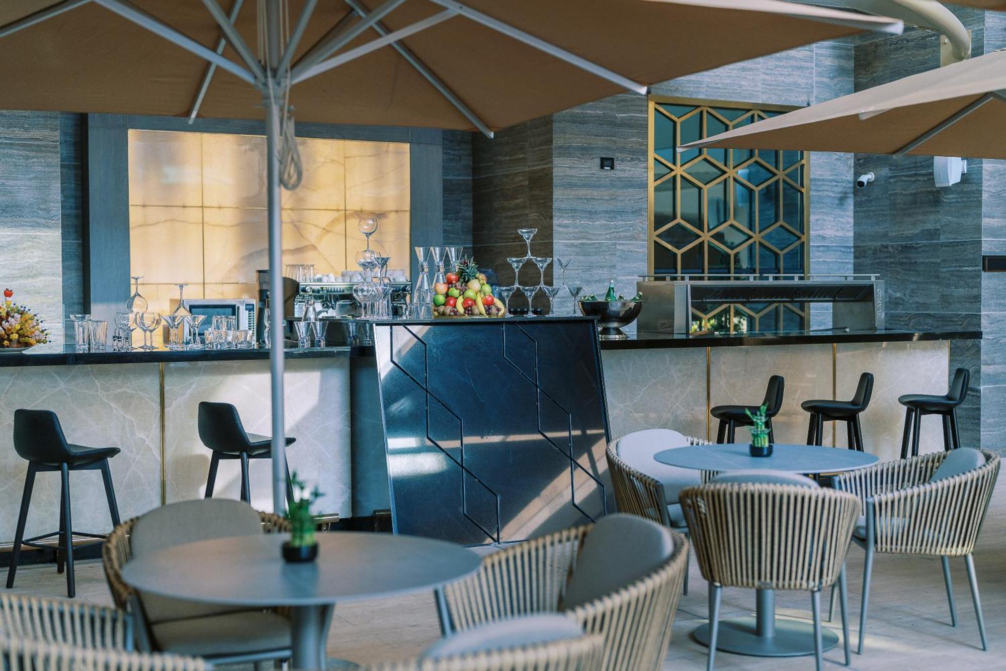 Khalidia Palace Hotel Dubai By Mourouj Gloria Eksteriør bilde The bar at the 101 lounge