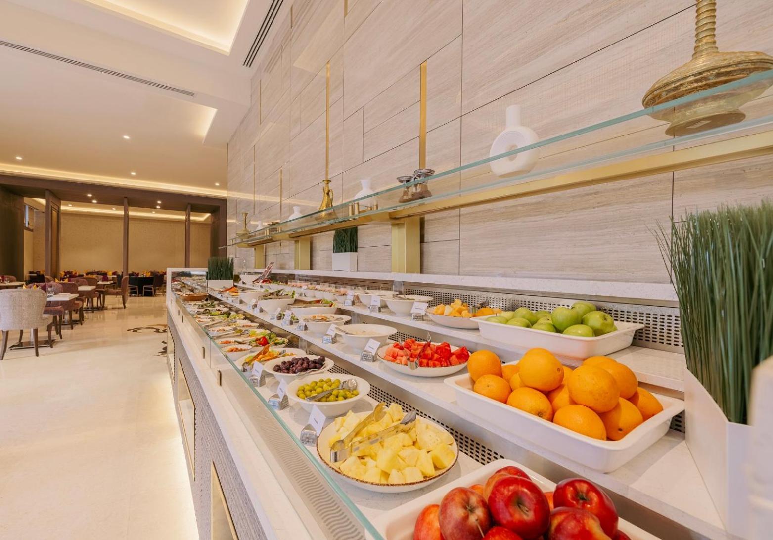 Khalidia Palace Hotel Dubai By Mourouj Gloria Eksteriør bilde A buffet at a hotel