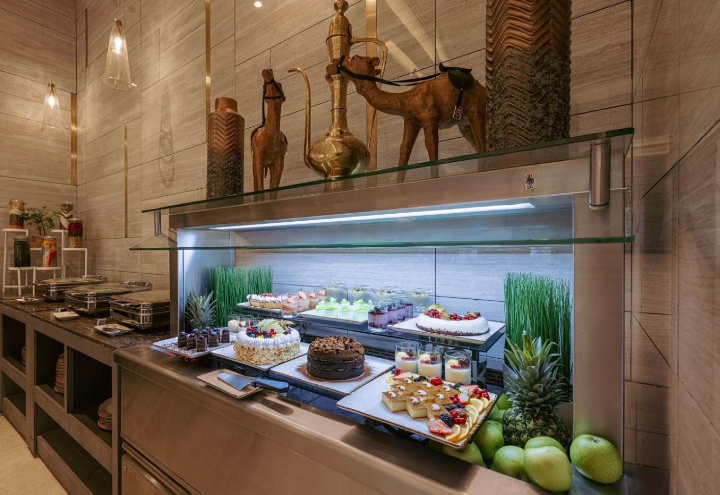 Khalidia Palace Hotel Dubai By Mourouj Gloria Eksteriør bilde A dessert buffet