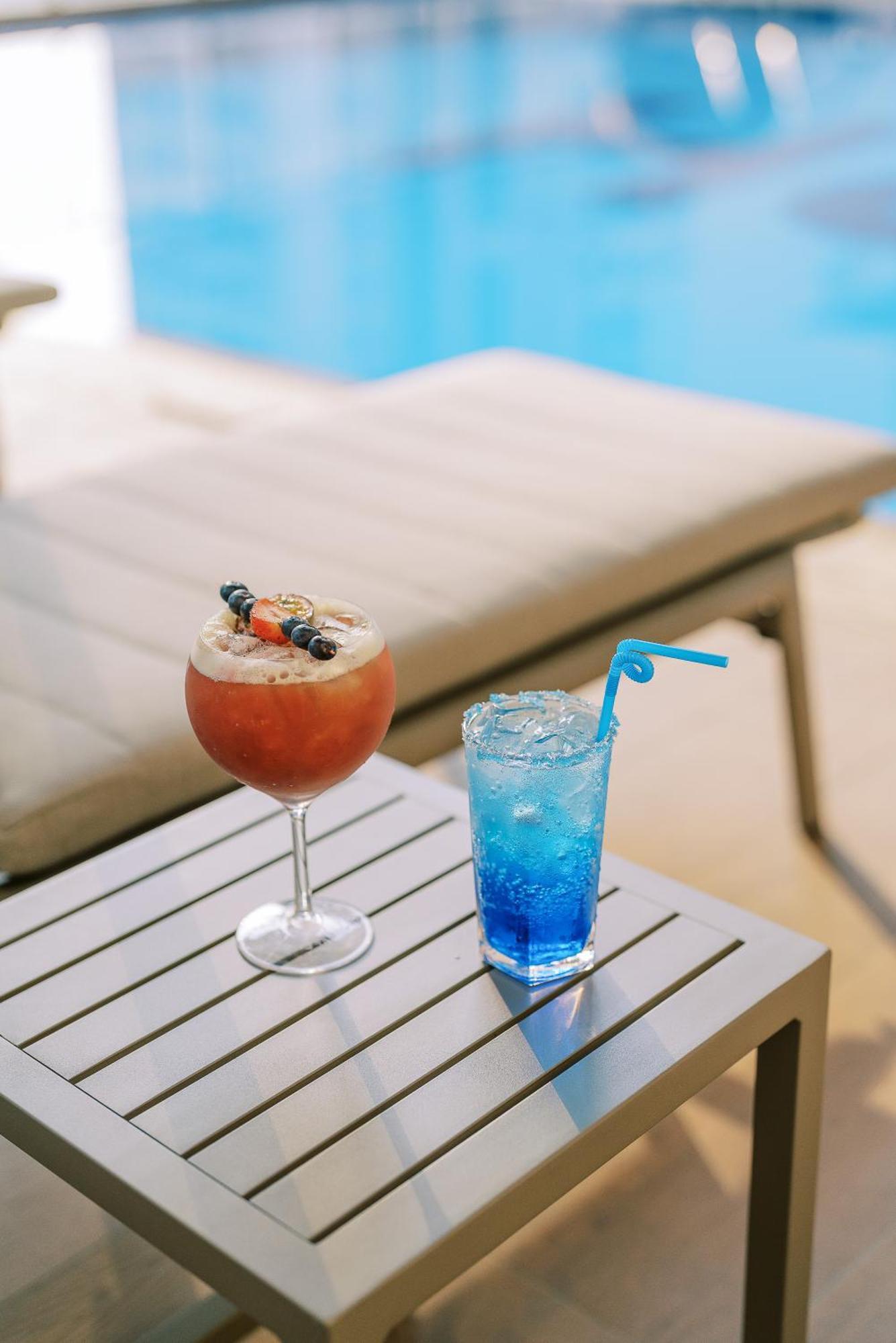 Khalidia Palace Hotel Dubai By Mourouj Gloria Eksteriør bilde A Blue Hawaii (right)